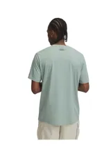 Remera celeste de Under Armour, corte clásico, mangas cortas y logo estampado en el pecho.