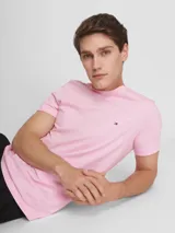 Remera de cuello redondo, confeccionada en algodón elástico, con logo de Tommy Hilfiger bordado en el pecho.
