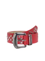 Cinturón ancho rojo de cuero sintético con hebilla metálica plateada estilo western y tachas plateadas decorativas.