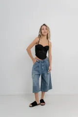 Bermuda de jean amplia, oversize, tiro medio.