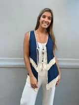 Chaleco azul marino con detalles de crochét color crema en los bordes.