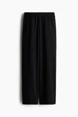 Pantalón negro de corte recto y cintura elástica.