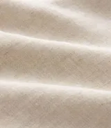 Camisa blanca de manga larga, corte amplio y cuello padre (mandarín). Presenta un frente abotonado con tapeta corta.