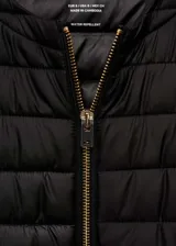 Campera puffer color verde oliva con cierre frontal y cuello alto.