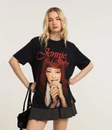 Remera negra de algodón con cuello redondo y mangas cortas. Estampa frontal con la imagen de Jennie Ruby y lettering en rojo.