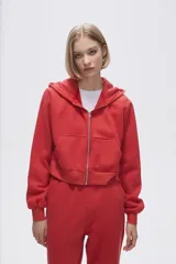 Campera jogging negra con cierre frontal y capucha, de felpa.