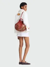 Bolso tipo shopper de red color marrón con detalles en cuero color ladrillo.