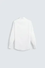 Camisa negra de manga larga, corte slim fit, con cuello italiano y cierre frontal de botonadura.