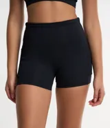 Bermuda deportiva de poliamida color borgoña, con cintura alta texturizada y bolsillos laterales.