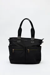 Bolso tote negro de nylon con doble asa de mano y correa bandolera regulable y desmontable. Tiene dos bolsillos frontales con cierre metálico y compartimento principal con cierre.