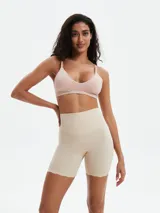 Short de compresión color beige con cintura alta y terminación ondulada.