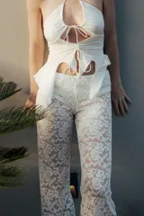 Pantalón largo de encaje blanco con short interior.