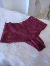 Conjunto de lencería color bordó, compuesto por un top de lycra y encaje con espalda de microtul y una bombacha hipster tiro alto de lycra y encaje con forro de algodón.