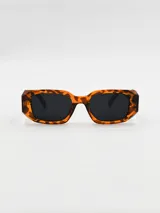 Lentes de sol con montura rectangular de carey y lentes oscuros.