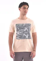 Remera de corte slim color beige con estampado gráfico en el frente.