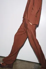 Pantalón de tiro medio color marrón, confeccionado en hilatura con mezcla de lyocell, cintura elástica ajustable con cordones y pierna ancha.