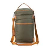 Matera verde militar con detalles en cuero color suela, con correa de galón regulable y manija superior. Cuenta con bolsillo interior con cierre y compartimiento apto para termos de 1000 ml de capacidad.