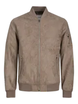 Campera bomber color marrón claro de cuero sintético, con cuello tipo baseball, cierre frontal con cremallera, bolsillos laterales con cremallera y bolsillo en la manga.