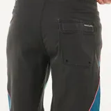 Short de baño celeste con cintura negra, cordón de ajuste y detalles en azul y rosa en los laterales.