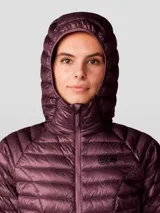 Campera puffer color borgoña con capucha, cierre frontal completo y bolsillos laterales con cierre. Confeccionada con tejido ripstop ultraligero reciclado y relleno de plumón de 800 hilos con certificación RDS.