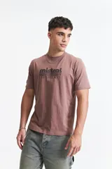 Remera azul marino de algodón con cuello redondo y logo estampado en el pecho.