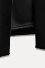 Vestido midi negro de terciopelo, palabra de honor con escote corazón y hombros descubiertos. Tiene detalle de elástico tipo nido de abeja en la espalda y abertura en el bajo.