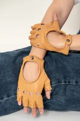 Guantes de conducir de cuero color camel, con dedos descubiertos y perforaciones en los nudillos.