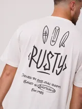 Remera blanca de algodón con logo de la marca Rusty estampado en el frente.