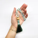 Japa Mala con 108 cuentas de amazonita de 6mm, dije gurú de madera y borla de hilo de seda color verde.