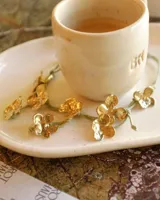 Collar corto con cordón de algodón color menta y flores de bronce.