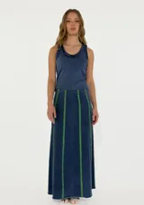 Pollera larga de jean azul con rayas verticales verdes.