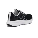 Championes deportivos Diadora modelo Nerja, color negro con detalles en blanco. Presentan una capellada de malla transpirable, cordones blancos y una suela gruesa de espuma blanca.