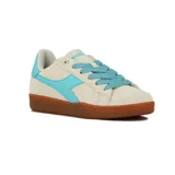 Championes Diadora Court XL Lifestyle, color beige con detalles en celeste y suela marrón. Zapatillas de estilo urbano con logo de la marca en el lateral y cordones celestes.