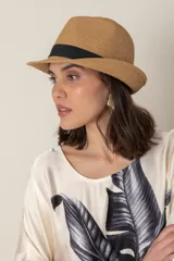 Sombrero de paja color beige con ala corta y cinta negra.