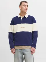 Buzo de manga larga con cuello tipo polo y fit relajado, en bloques de color azul marino y beige. Confeccionado en tejido de punto sin frisa, con interior de bucles, puños acanalados y logo bordado en el pecho.