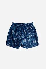 Short de baño celeste con estampado floral en tonos naranja y rojo. Cuenta con bolsillos laterales, cintura elástica con cordón ajustable y logo en goma en la pierna derecha.