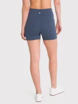Calza short de tiro alto color negro, ideal para yoga o pilates.