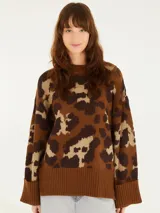 Suéter de tejido de punto con estampado de leopardo en tonos tierra, con un diseño holgado, mangas largas y borde acanalado.