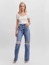 Pantalón de jean celeste de pierna ancha con roturas en las rodillas.
