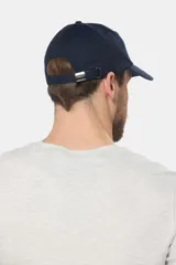 Gorra de béisbol azul marino de lona con visera curva y logo bordado en el frente.