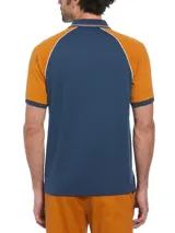 Polo de hombre azul con mangas cortas color mostaza estilo raglán con borde blanco. Tiene cuello clásico con botones y logo bordado en el pecho.