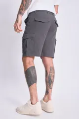 Bermuda cargo gris con bolsillos laterales y corte recto.