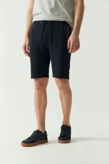 Short de felpa azul marino para hombre, con bolsillos con cierre, logo estampado y cintura ajustable.