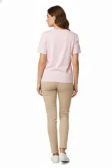 Remera blanca de algodón con estampado de plato con sardinas y texto en color lila.