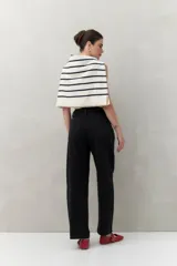 Pantalón de jean azul de corte recto, con tiro alto y bolsillos laterales.