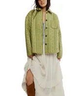 Chaqueta verde con estampado floral, cuello camisero, cierre frontal con botones y bolsillo de parche en el pecho.