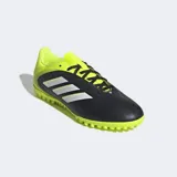 Championes de fútbol Adidas Copa Pure 3 Club para pasto sintético, color negro con detalles en amarillo neón y tres franjas blancas en el lateral. Poseen suela de caucho con tacos bajos.