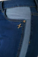 Pantalón de jean azul con corte acampanado y diseño de bloques de color en diferentes tonos de azul.