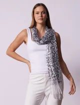 Pashmina tejida de poliéster con estampado animal print en tonos grises y terminación con flecos plateados.