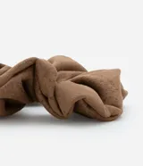 Scrunchie para el pelo color marrón confeccionado en gamuza sintética.